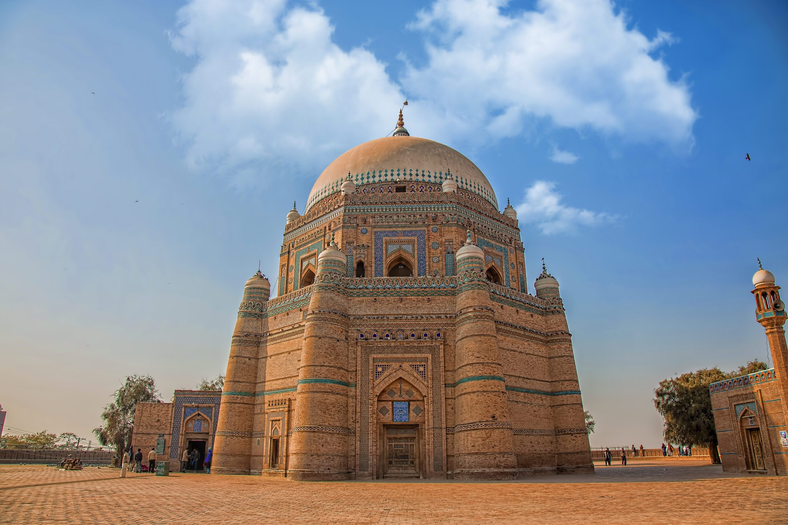 Places in Multan, DHA 360 Zoo, Top 10 amazing places in Multan, travelers, tourists, Multan culture, Multan Tradition, Hazrat Shah Rukn e alam shrine

